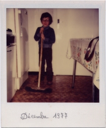 (1) Décembre 1977, Portrait de Régis Perray au balai dans la cuisine du Petit-Mars.