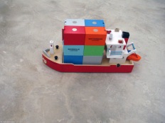 (8) Une maquette de bateau chargée de résidus des travaux en offrande pour porter chance à l'artiste comme à la galerie...