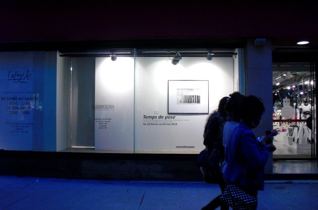 Vitrine des Galeries Lafayette annonçant l'exposition" Temps de Pose" avec la photographie de Gilbert Garcin "La Persévérance". © A.L.Picca 2014