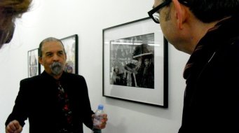 Harry Gamboa Jr. (un des 4 membres fondateurs d'ASCO)commentant (en anglais) les photographies de l'exposition