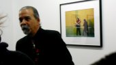 Harry Gamboa Jr. (un des 4 membres fondateurs d'ASCO)commentant (en anglais) les photographies de l'exposition.