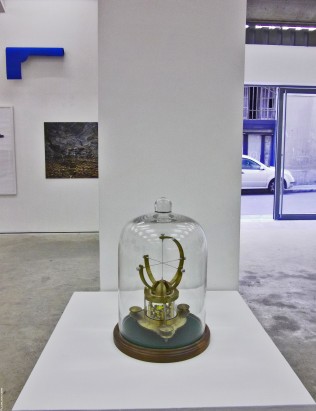 Point  la verticle du centre de la terre (2010), DAVID LASNIER, (Sculpture inox, bronze, verre, bois, hauteur 31 cm, diamtre : 21 cm) Courtesy Galerie Gouvernnec Ogor