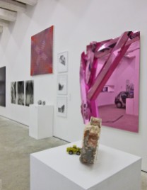 La cloison et le tractopelle 1 (série "les engins et les matériaux", 2011), RÉGIS PERRAY, (Brique, plâtre, peinture et maquette métal et plastique, 39 x 20 x 24 cm), Courtesy Galerie Gourvennec Ogor