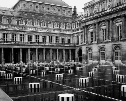 « Les deux plateaux », travail in situ permanent, Cour d’honneur du Palais-Royal, Paris, France, juillet 1986. Détail. © Daniel Buren / ADAGP, Paris
